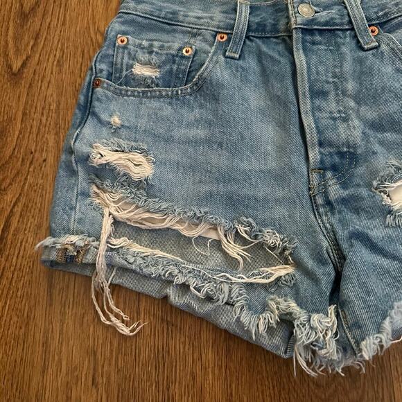 Levi’s Blue Distressed Denim Jean Short Size 27 raw hem cut out 100% cotton - Picture 2 of 8
